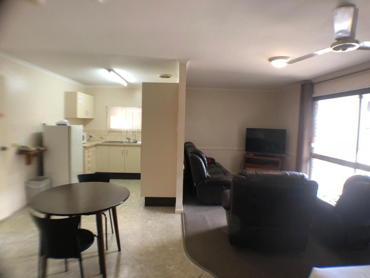Jacaranda Place Motor Inn Тувумба Экстерьер фото